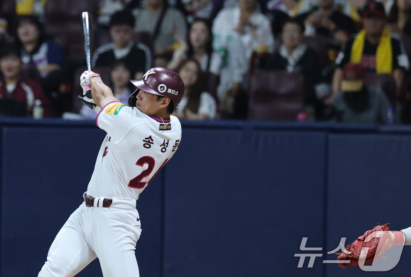 본문 이미지 - 9일 오후 서울 구로구 고척스카이돔에서 열린 프로야구 &#39;2025 신한 SOL뱅크 KBO 리그&#39; LG 트윈스와 키움 히어로즈의 경기, 1-2로 뒤진 키움의 4회말 공격 1사 1,2루 상황에서 송성문이 동점 적시타를 때리고 있다. 2025.9.9/뉴스1 ⓒ News1 오대일 기자