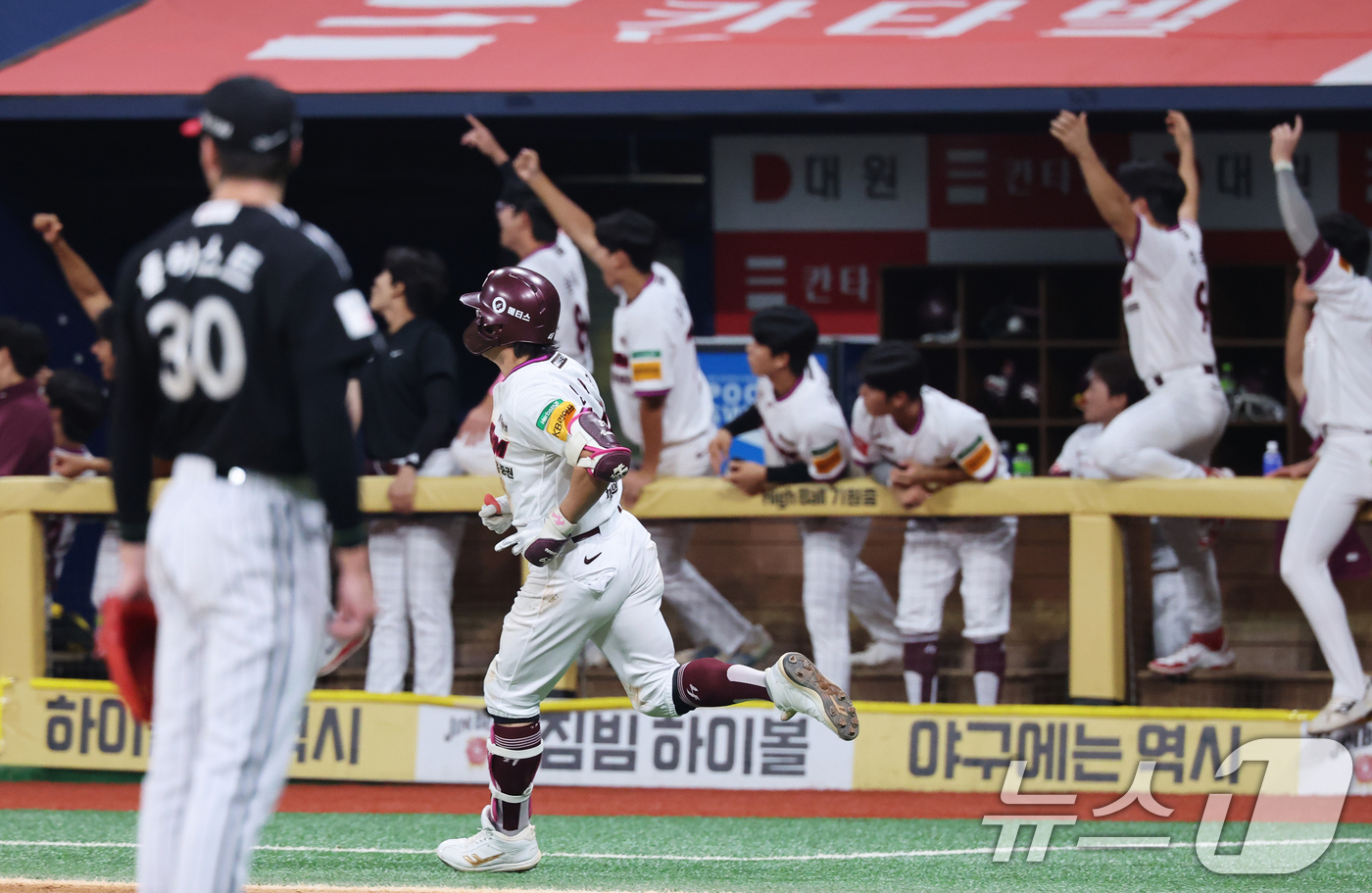 (서울=뉴스1) 오대일 기자 = 9일 오후 서울 구로구 고척스카이돔에서 열린 프로야구 '2025 신한 SOL뱅크 KBO 리그' LG 트윈스와 키움 히어로즈의 경기, 2-2로 팽팽히 …