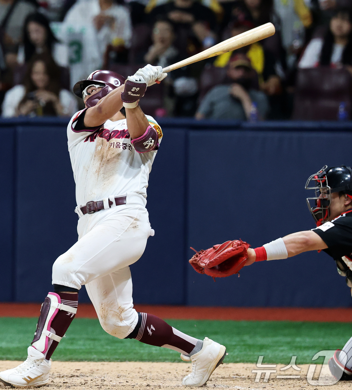 (서울=뉴스1) 오대일 기자 = 9일 오후 서울 구로구 고척스카이돔에서 열린 프로야구 '2025 신한 SOL뱅크 KBO 리그' LG 트윈스와 키움 히어로즈의 경기, 2-2로 팽팽히 …