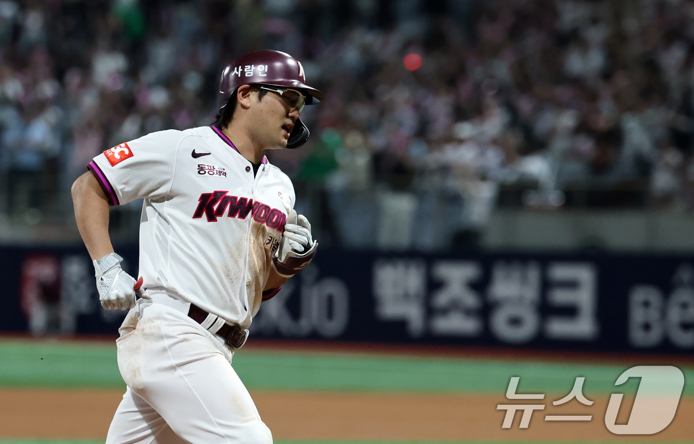 (서울=뉴스1) 오대일 기자 = 9일 오후 서울 구로구 고척스카이돔에서 열린 프로야구 '2025 신한 SOL뱅크 KBO 리그' LG 트윈스와 키움 히어로즈의 경기, 2-2로 팽팽히 …