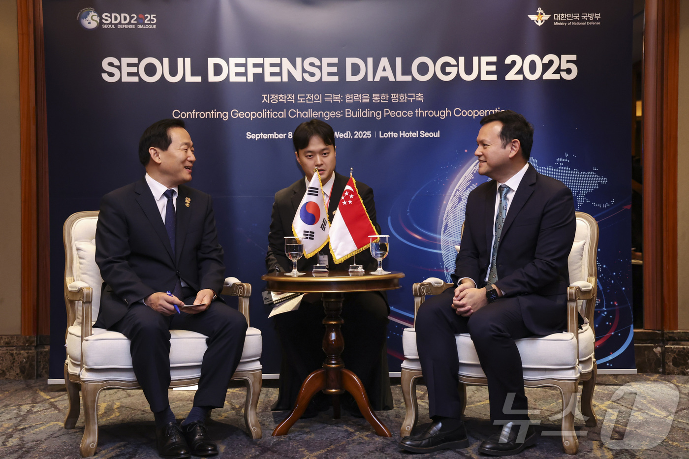 (서울=뉴스1) = 이두희 국방부 차관이 9일 서울 롯데호텔에서 서울안보대화(SDD)를 계기로 방한한 자키 모하마드 싱가포르 선임국방국무장관을 접견하고 있다. (국방부 제공. 재판 …