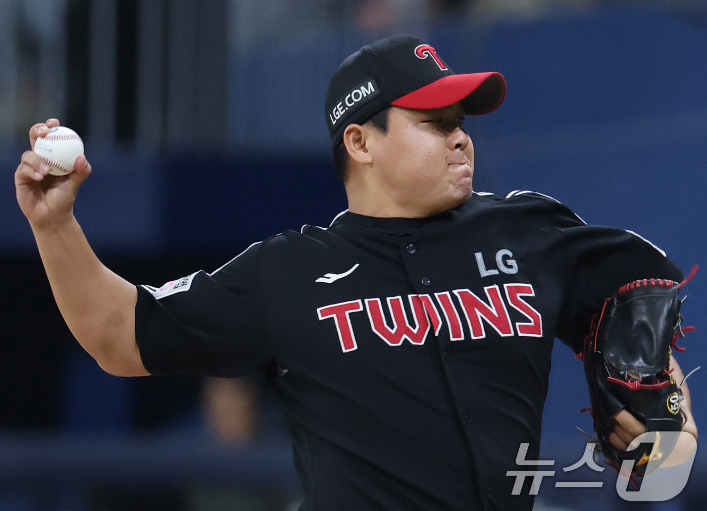 (서울=뉴스1) 오대일 기자 = 9일 오후 서울 구로구 고척스카이돔에서 열린 프로야구 '2025 신한 SOL뱅크 KBO 리그' LG 트윈스와 키움 히어로즈의 경기, 6회말 LG 구 …