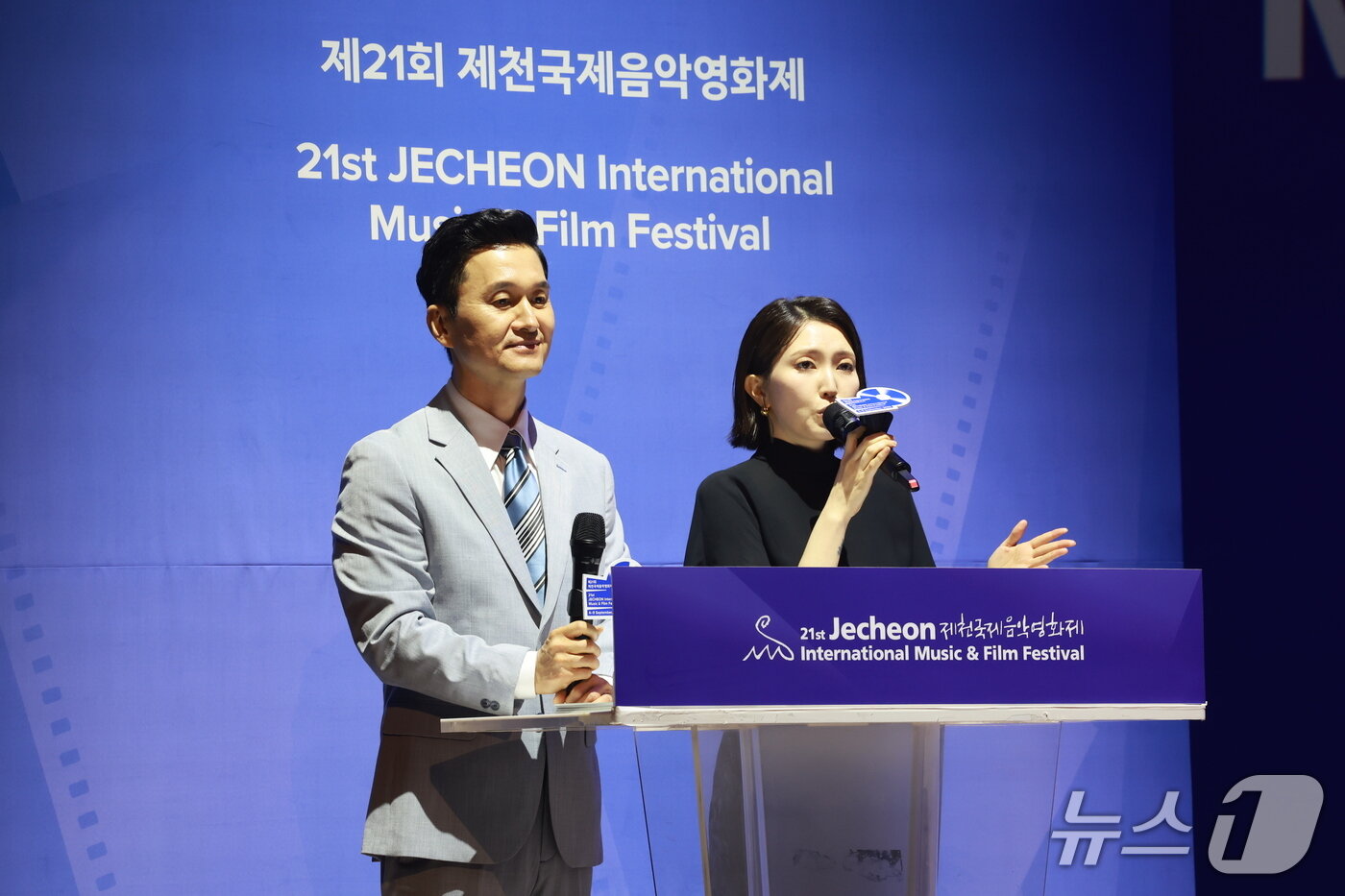 본문 이미지 - 폐막식 사회자 배우 장현성과 그룹 옥상달빛 김윤주.(독자 제공. 재판매 및 DB금지)/뉴스1 