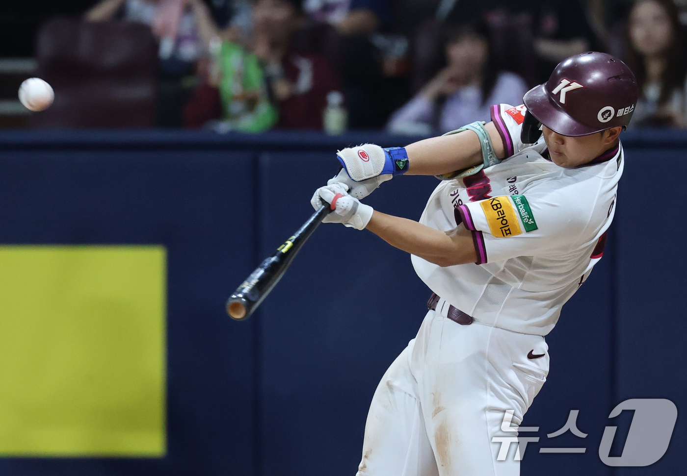 (서울=뉴스1) 오대일 기자 = 9일 오후 서울 구로구 고척스카이돔에서 열린 프로야구 '2025 신한 SOL뱅크 KBO 리그' LG 트윈스와 키움 히어로즈의 경기, 6회말 키움 공 …