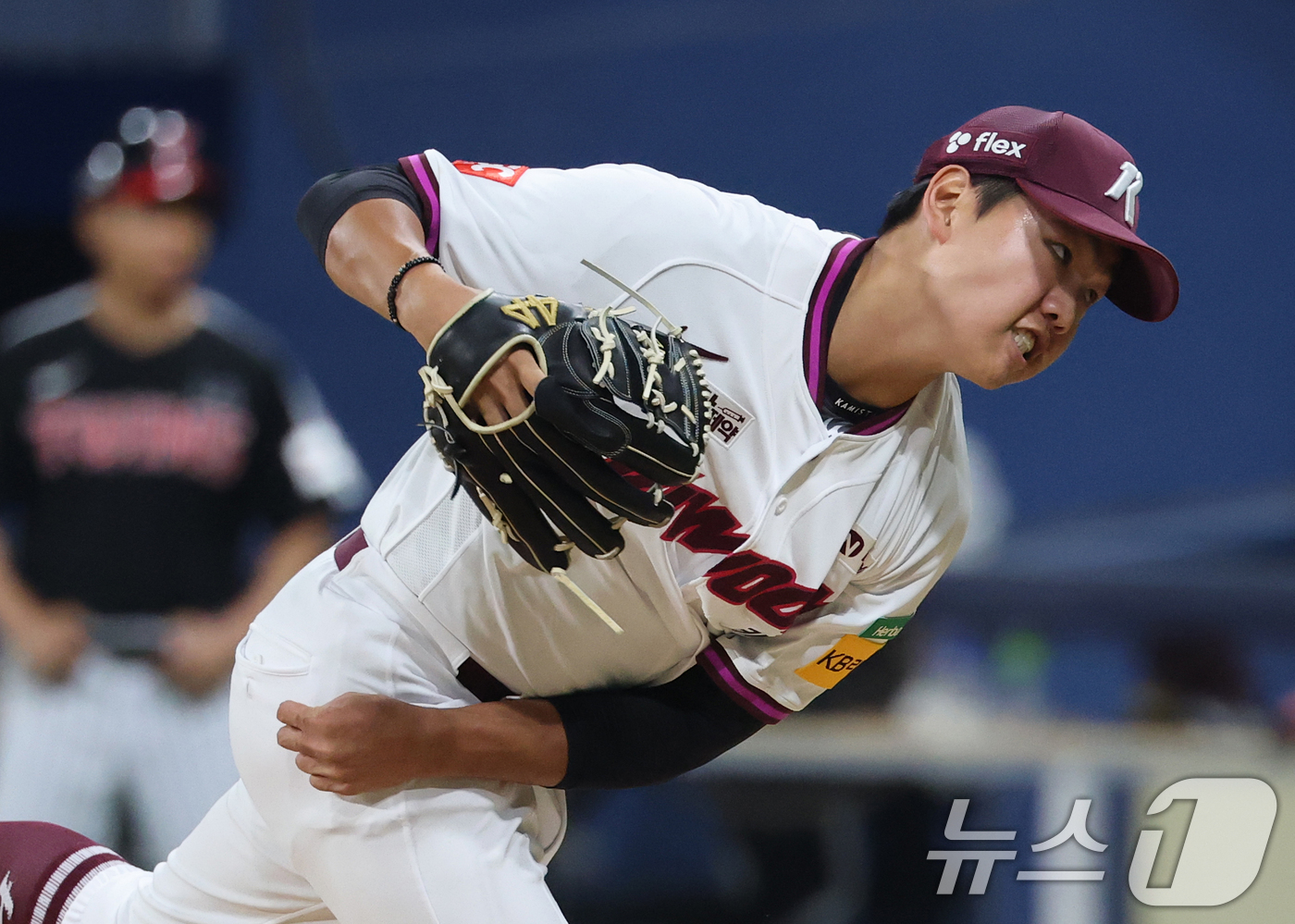 (서울=뉴스1) 오대일 기자 = 9일 오후 서울 구로구 고척스카이돔에서 열린 프로야구 '2025 신한 SOL뱅크 KBO 리그' LG 트윈스와 키움 히어로즈의 경기, 7회초 선발 알 …