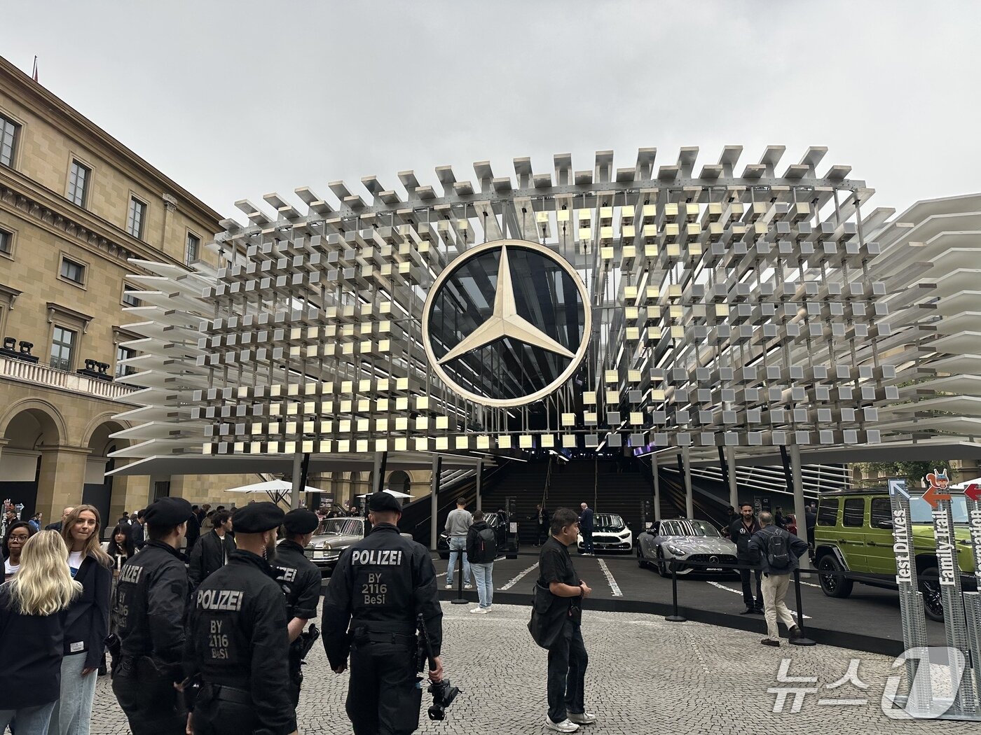 본문 이미지 - 메르세데스-벤츠의 IAA 모빌리티 2025 오픈스페이스 전시관.ⓒ 뉴스1 이동희 기자 