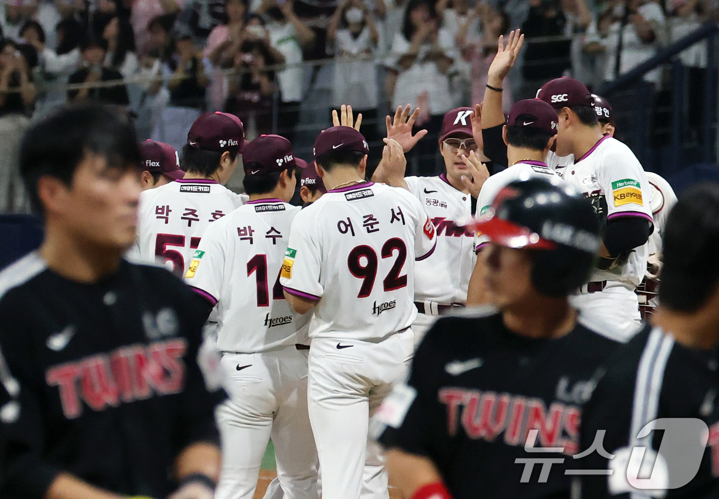 (서울=뉴스1) 오대일 기자 = 9일 오후 서울 구로구 고척스카이돔에서 열린 프로야구 '2025 신한 SOL뱅크 KBO 리그' LG 트윈스와 키움 히어로즈의 경기에서 11-2 대승 …