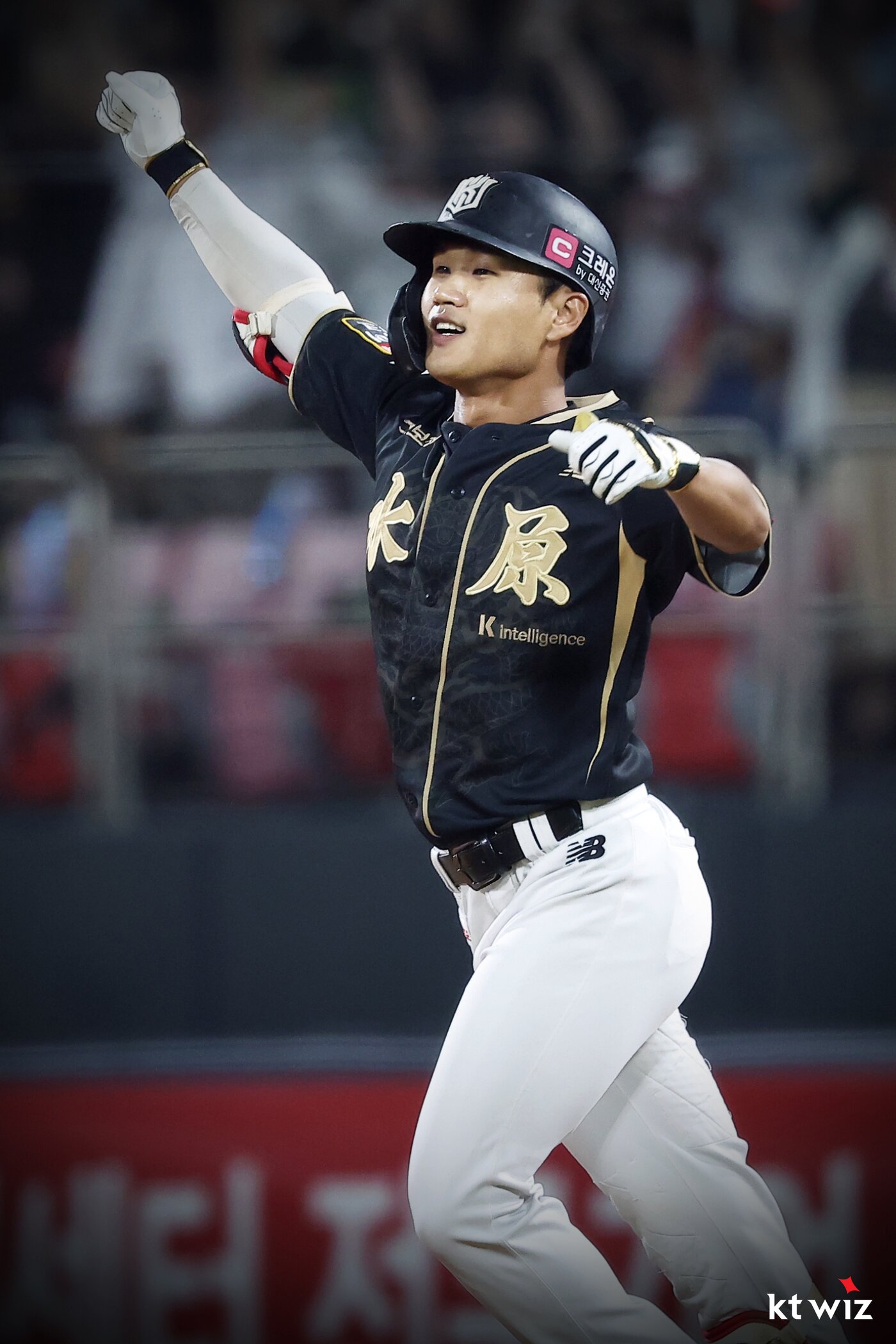 본문 이미지 - KT 위즈 외야수 안치영이 9일 열린 KBO리그 수원 두산 베어스전에서 3회말 역전 2점 홈런을 터뜨린 뒤 기뻐하고 있다. &#40;KT 위즈 제공&#41;