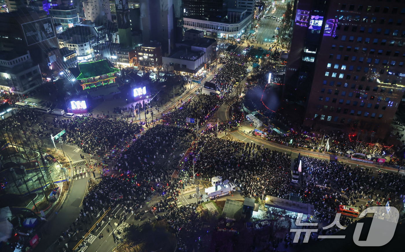 (서울=뉴스1) 김도우 기자 = 1일 오전 서울 종로구 보신각에서 제야의 종 타종행사에 참석한 시민들이 타종을 지켜보며 2026년 새해를 맞이하고 있다. 2026.1.1/뉴스1