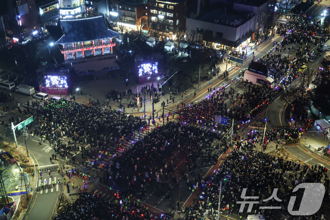 (서울=뉴스1) 김도우 기자 = 1일 오전 서울 종로구 보신각에서 제야의 종 타종행사에 참석한 시민들이 타종을 지켜보며 2026년 새해를 맞이하고 있다. 2026.1.1/뉴스1