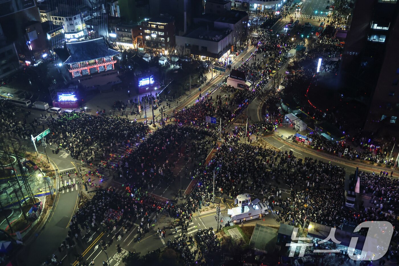 본문 이미지 - 1일 오전 서울 종로구 보신각에서 제야의 종 타종행사에 참석한 시민들이 타종을 지켜보며 2026년 새해를 맞이하고 있다. 2026.1.1/뉴스1 ⓒ News1 김도우 기자