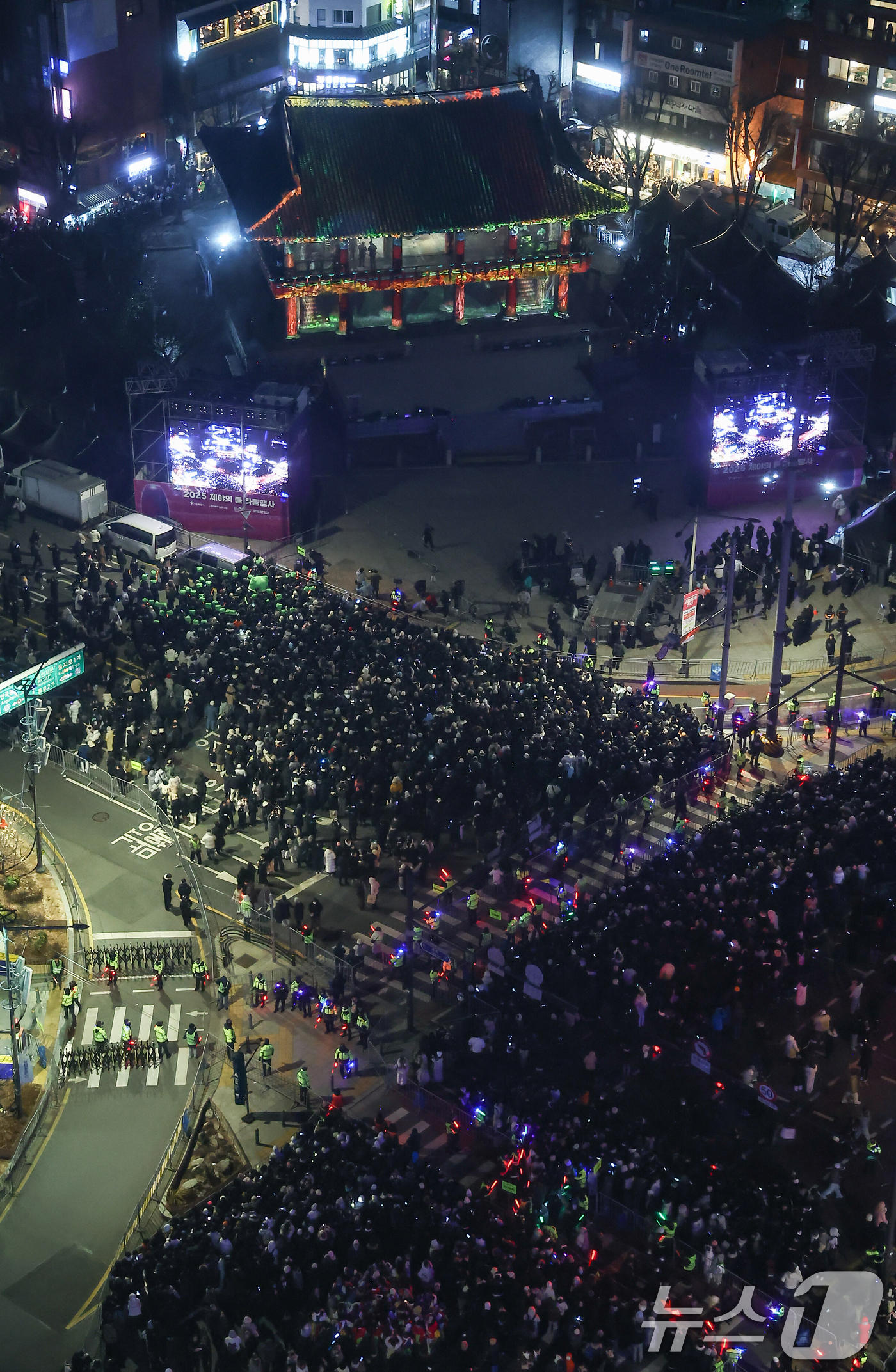 (서울=뉴스1) 김도우 기자 = 1일 오전 서울 종로구 보신각에서 제야의 종 타종행사에 참석한 시민들이 타종을 지켜보며 2026년 새해를 맞이하고 있다. 2026.1.1/뉴스1