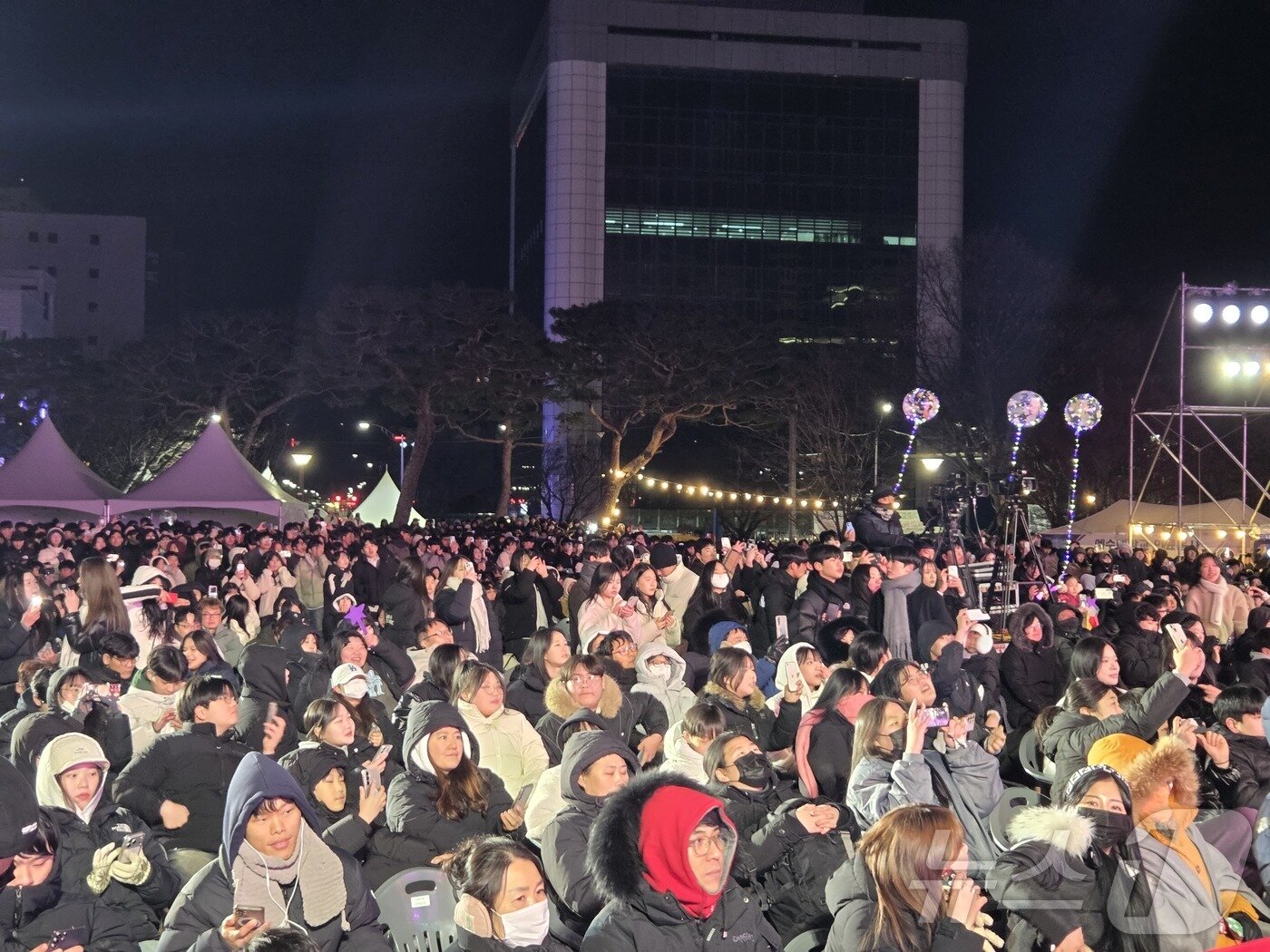 본문 이미지 - 2026년(병오년)을 맞이하는 전주 제야축제가 열린 1일 전북 전주시 노송광장에서 시민들이 다함께 카운트다운을 외치고 있다. 2026.1.1/뉴스1 ⓒ News1 문채연 기자