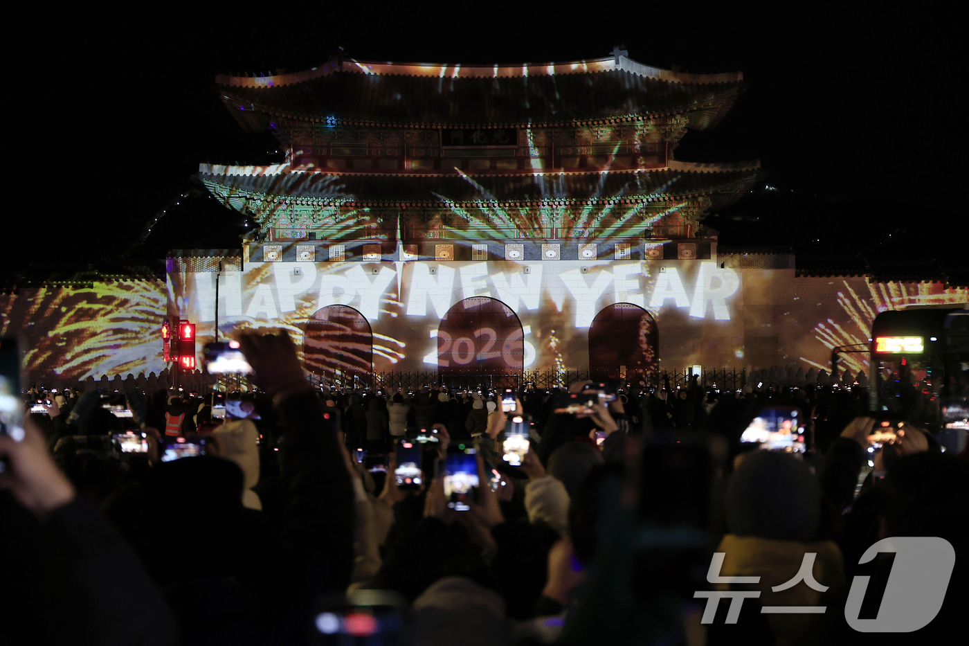 (서울=뉴스1) 박정호 기자 = 다사다난했던 2025년의 마지막 날인 31일에서 2026년 '붉은 말의 해' 병오년(丙午年) 새해인 1일로 넘어가는 자정녁 서울시 광화문에서 신년 …