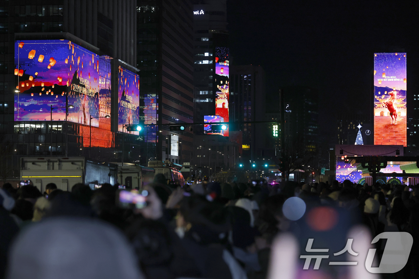 (서울=뉴스1) 박정호 기자 = 다사다난했던 2025년의 마지막 날인 31일에서 2026년 '붉은 말의 해' 병오년(丙午年) 새해인 1일로 넘어가는 자정녁 서울시 광화문스퀘어 옥외 …