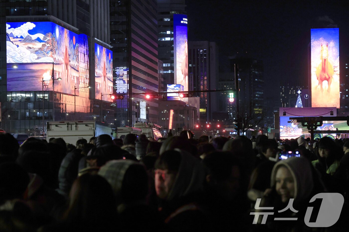 본문 이미지 - 다사다난했던 2025년의 마지막 날인 31일에서 2026년 '붉은 말의 해' 병오년(丙午年) 새해인 1일로 넘어가는 자정녁 서울시 광화문스퀘어 옥외광고물 자유표시구역에서 신년 카운트다운 쇼가 펼쳐지고 있다. 2026.1.1/뉴스1 ⓒ News1 박정호 기자