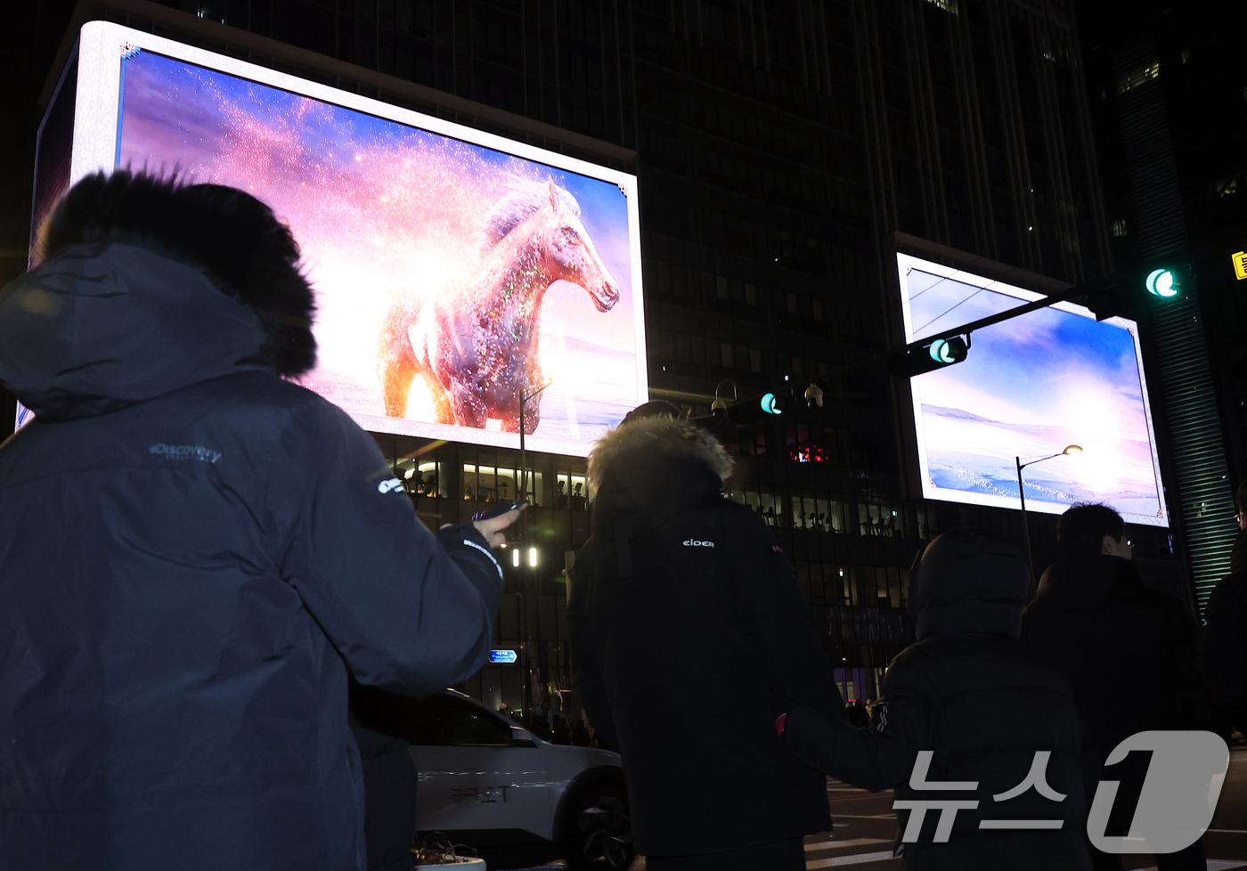 (서울=뉴스1) 박정호 기자 = 다사다난했던 2025년의 마지막 날인 31일에서 2026년 '붉은 말의 해' 병오년(丙午年) 새해인 1일로 넘어가는 자정녁 서울시 광화문스퀘어 옥외 …