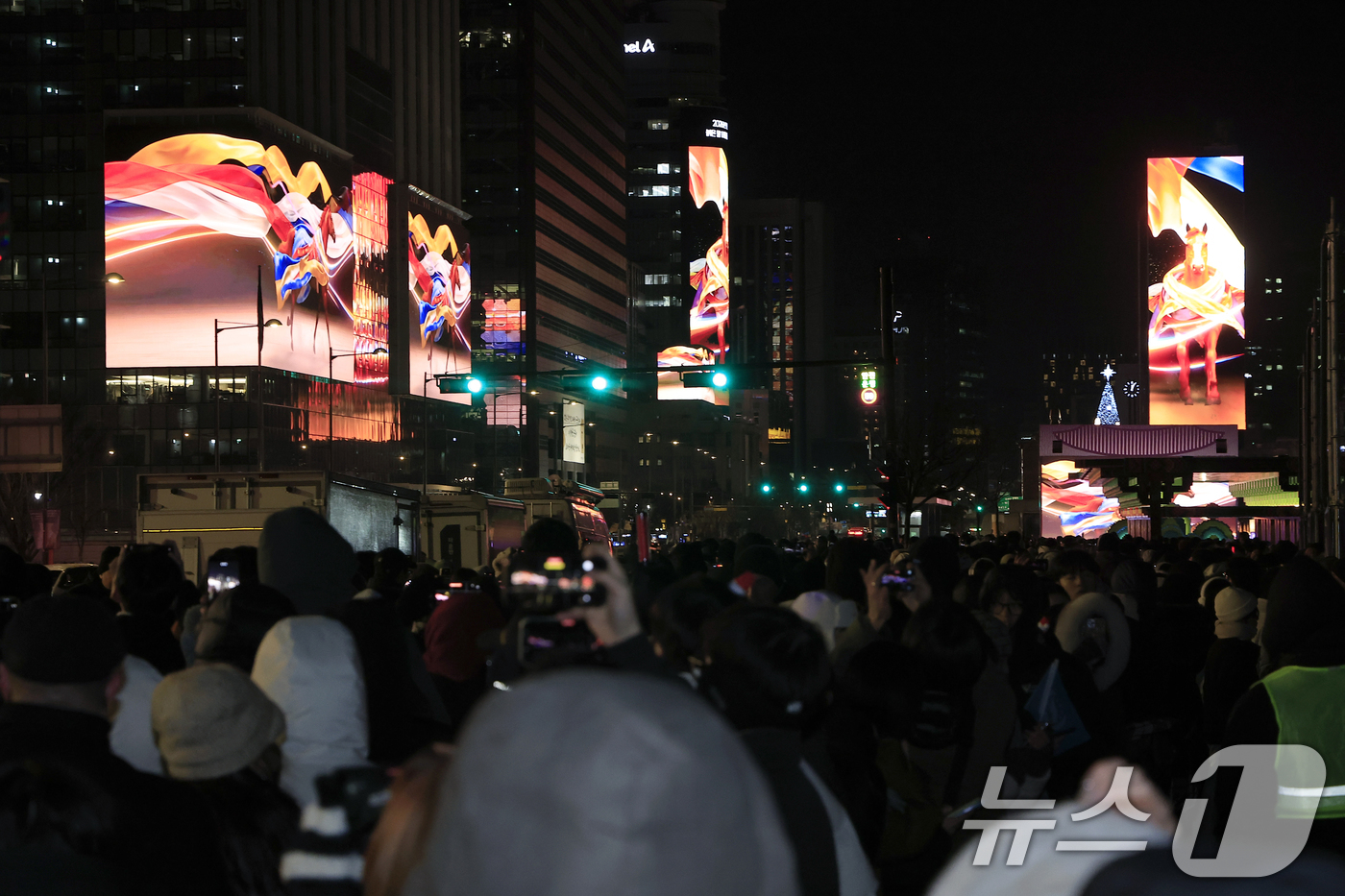 (서울=뉴스1) 박정호 기자 = 다사다난했던 2025년의 마지막 날인 31일에서 2026년 '붉은 말의 해' 병오년(丙午年) 새해인 1일로 넘어가는 자정녁 서울시 광화문스퀘어 옥외 …