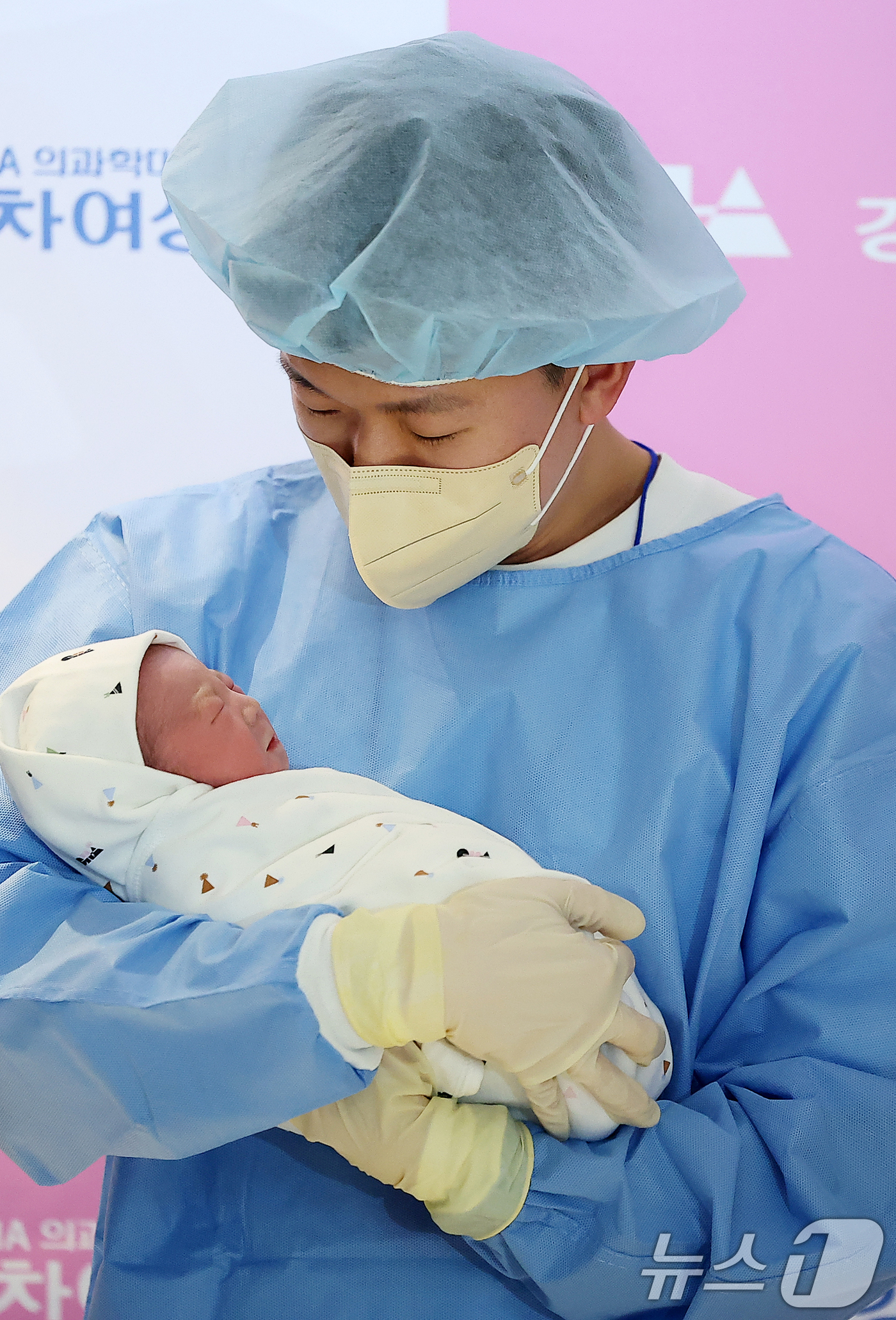 (서울=뉴스1) 김진환 기자 = 병오년(丙午年) 새해 첫 날인 1일 새벽 서울 강남구 강남차여성병원에서 산모 황은정씨와 남편 윤성민씨 사이에서 태어난 새해 첫 아기 쨈이(여야, 2 …