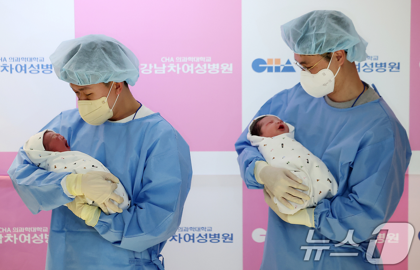 (서울=뉴스1) 김진환 기자 = 병오년(丙午年) 새해 첫 날인 1일 새벽 서울 강남구 강남차여성병원에서 산모 황은정씨와 남편 윤성민씨 사이에서 태어난 새해 첫 아기 쨈이(여야, 2 …