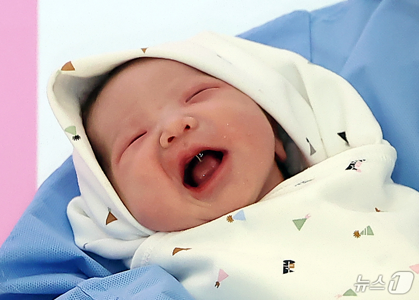 (서울=뉴스1) 김진환 기자 = 병오년(丙午年) 새해 첫 날인 1일 새벽 서울 강남구 강남차여성병원에서 산모 황혜련씨와 남편 정동규씨 사이에서 태어난 새해 첫 아기 도리(여야, 3 …