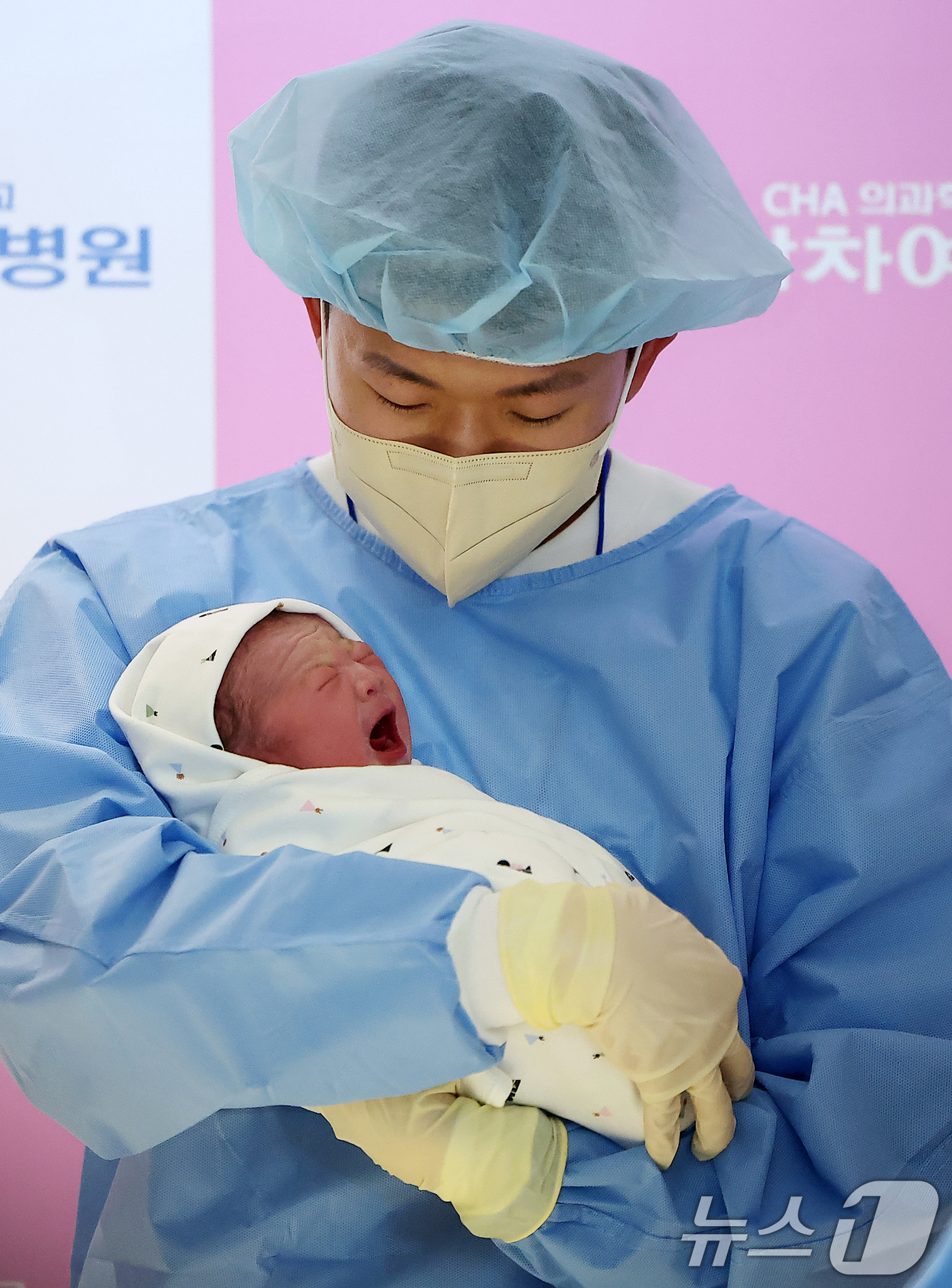 (서울=뉴스1) 김진환 기자 = 병오년(丙午年) 새해 첫 날인 1일 새벽 서울 강남구 강남차여성병원에서 산모 황은정씨와 남편 윤성민씨 사이에서 태어난 새해 첫 아기 쨈이(여야, 2 …