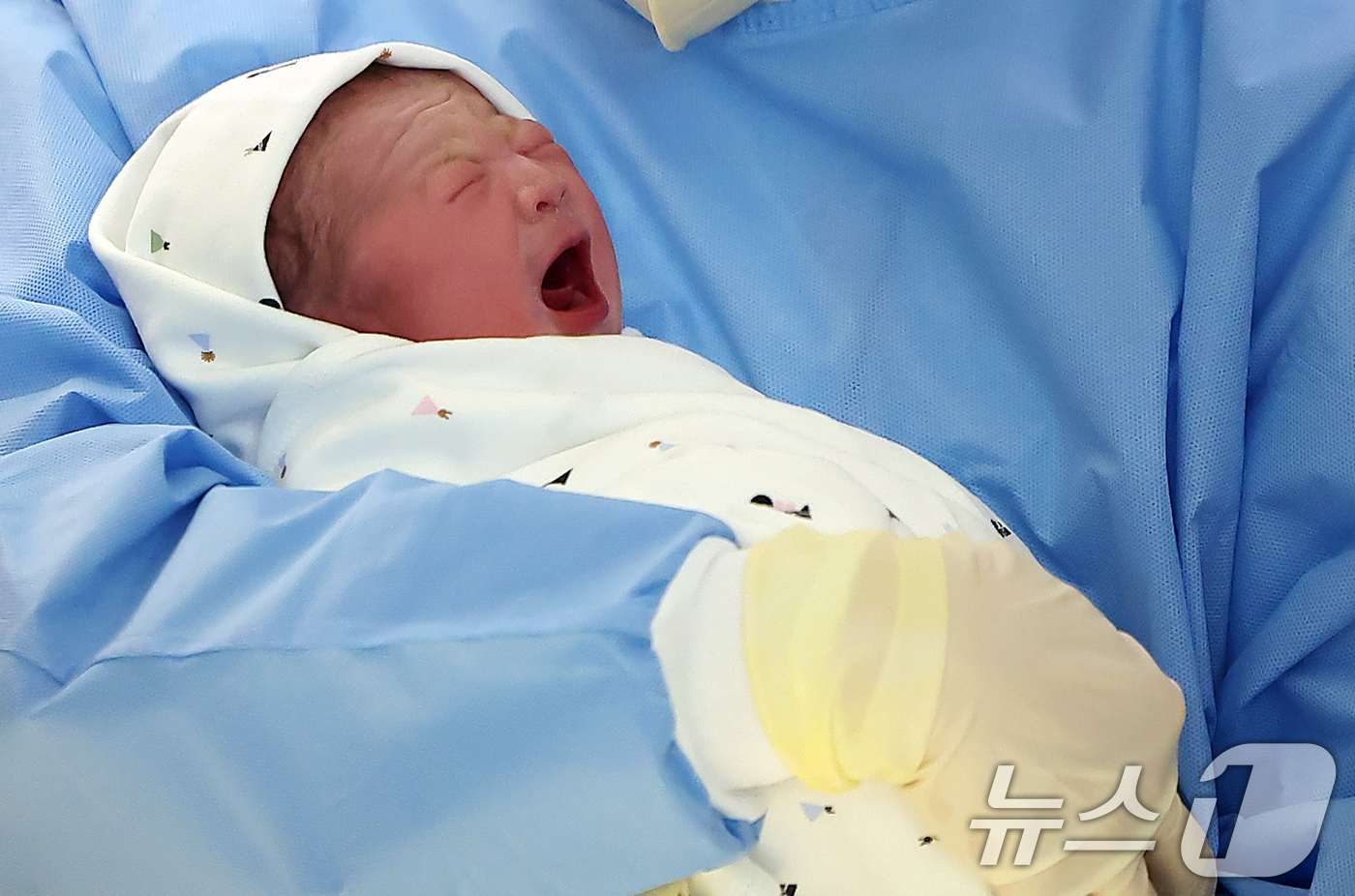 (서울=뉴스1) 김진환 기자 = 병오년(丙午年) 새해 첫 날인 1일 새벽 서울 강남구 강남차여성병원에서 산모 황은정씨와 남편 윤성민씨 사이에서 태어난 새해 첫 아기 쨈이(여야, 2 …