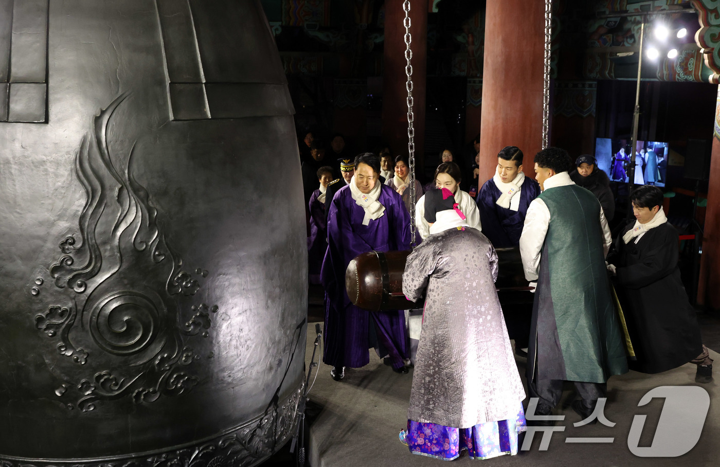 (서울=뉴스1) 김도우 기자 = 2026년 병오년(丙午年) 첫날인 1일 오세훈 서울시장과 가수 양희은, 션, 육상선수 나마디 조엘 진 등 시민대표들이 서울 종로구 보신각에서 신년 …