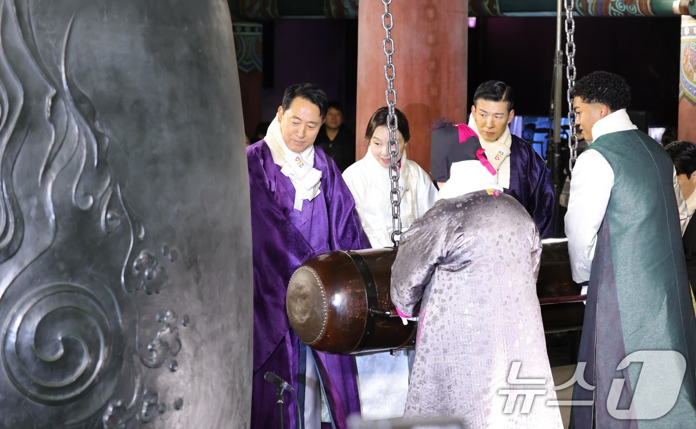 (서울=뉴스1) 김도우 기자 = 2026년 병오년(丙午年) 첫날인 1일 오세훈 서울시장과 가수 양희은, 션, 육상선수 나마디 조엘 진 등 시민대표들이 서울 종로구 보신각에서 신년 …