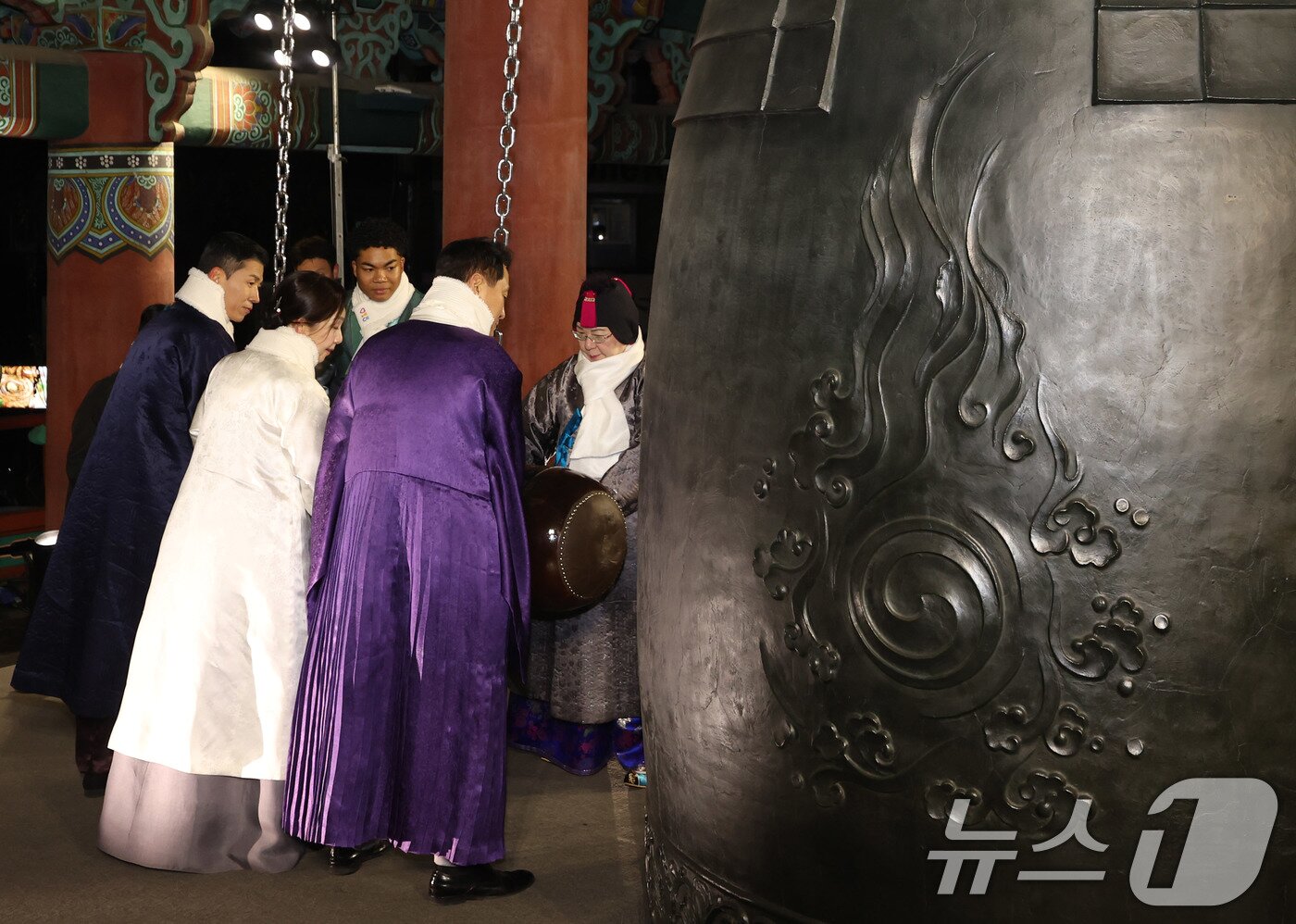 본문 이미지 - 2026년 병오년(丙午年) 첫날인 1일 오세훈 서울시장과 가수 양희은, 션, 육상선수 나마디 조엘 진 등 시민대표들이 서울 종로구 보신각에서 신년 새해맞이 타종행사에서 제야의 종을 울리고 있다. (공동취재) 2026.1.1/뉴스1 ⓒ News1 김도우 기자