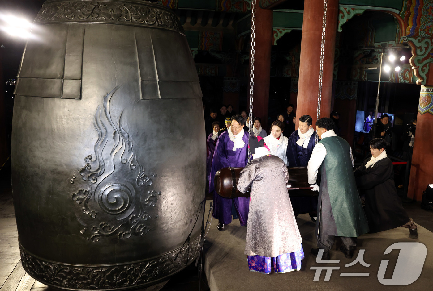 (서울=뉴스1) 김도우 기자 = 2026년 병오년(丙午年) 첫날인 1일 오세훈 서울시장과 가수 양희은, 션, 육상선수 나마디 조엘 진 등 시민대표들이 서울 종로구 보신각에서 신년 …