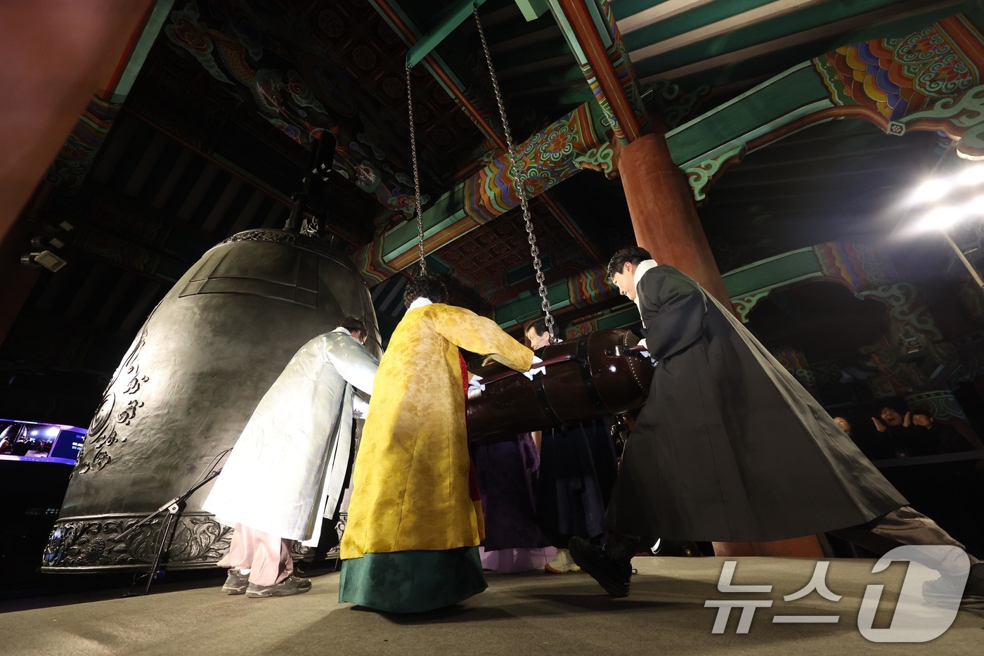 (서울=뉴스1) 김도우 기자 = 2026년 병오년(丙午年) 첫날인 1일 정문헌 종로구청장과 시민대표들이 서울 종로구 보신각에서 신년 새해맞이 타종행사에서 제야의 종을 울리고 있다. …