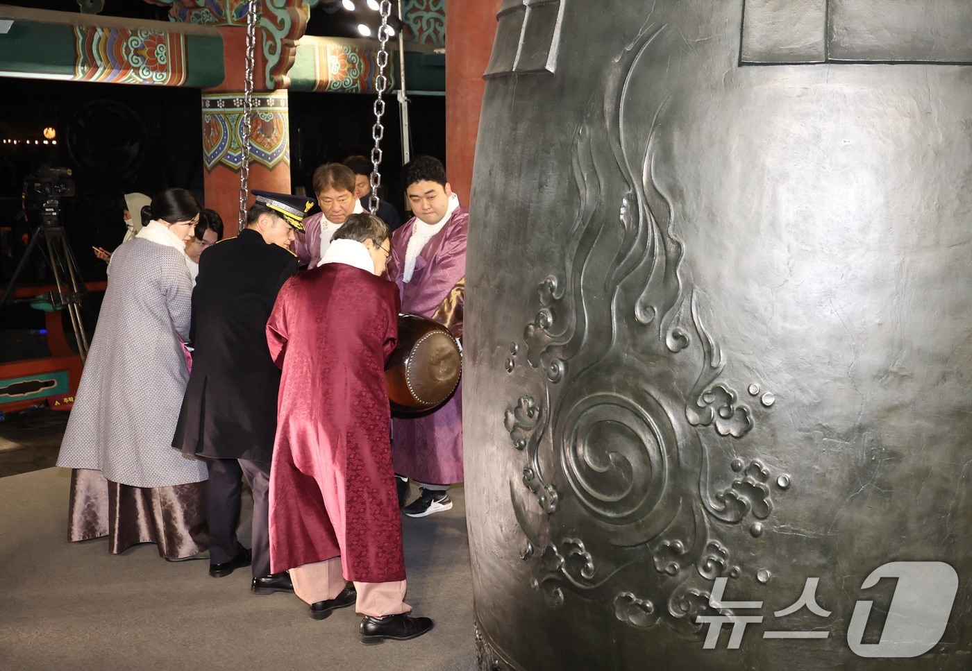 (서울=뉴스1) 김도우 기자 = 2026년 병오년(丙午年) 첫날인 1일 정근식 서울시교육감과 시민대표들이 서울 종로구 보신각에서 신년 새해맞이 타종행사에서 제야의 종을 울리고 있다 …