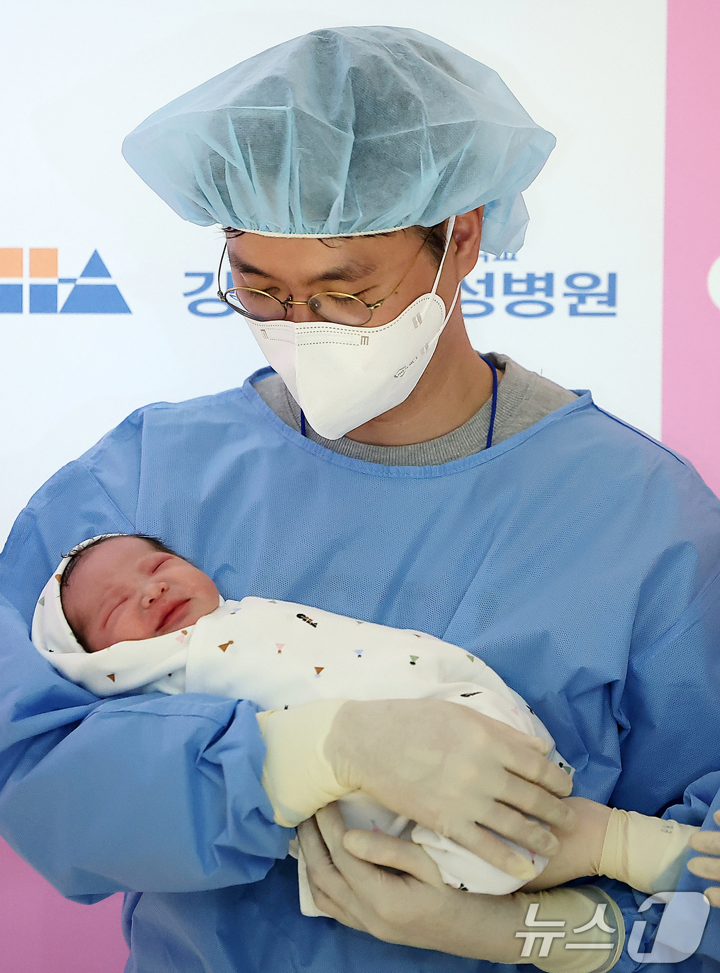 (서울=뉴스1) 김진환 기자 = 병오년(丙午年) 새해 첫 날인 1일 새벽 서울 강남구 강남차여성병원에서 산모 황혜련씨와 남편 정동규씨 사이에서 태어난 새해 첫 아기 도리(여야, 3 …