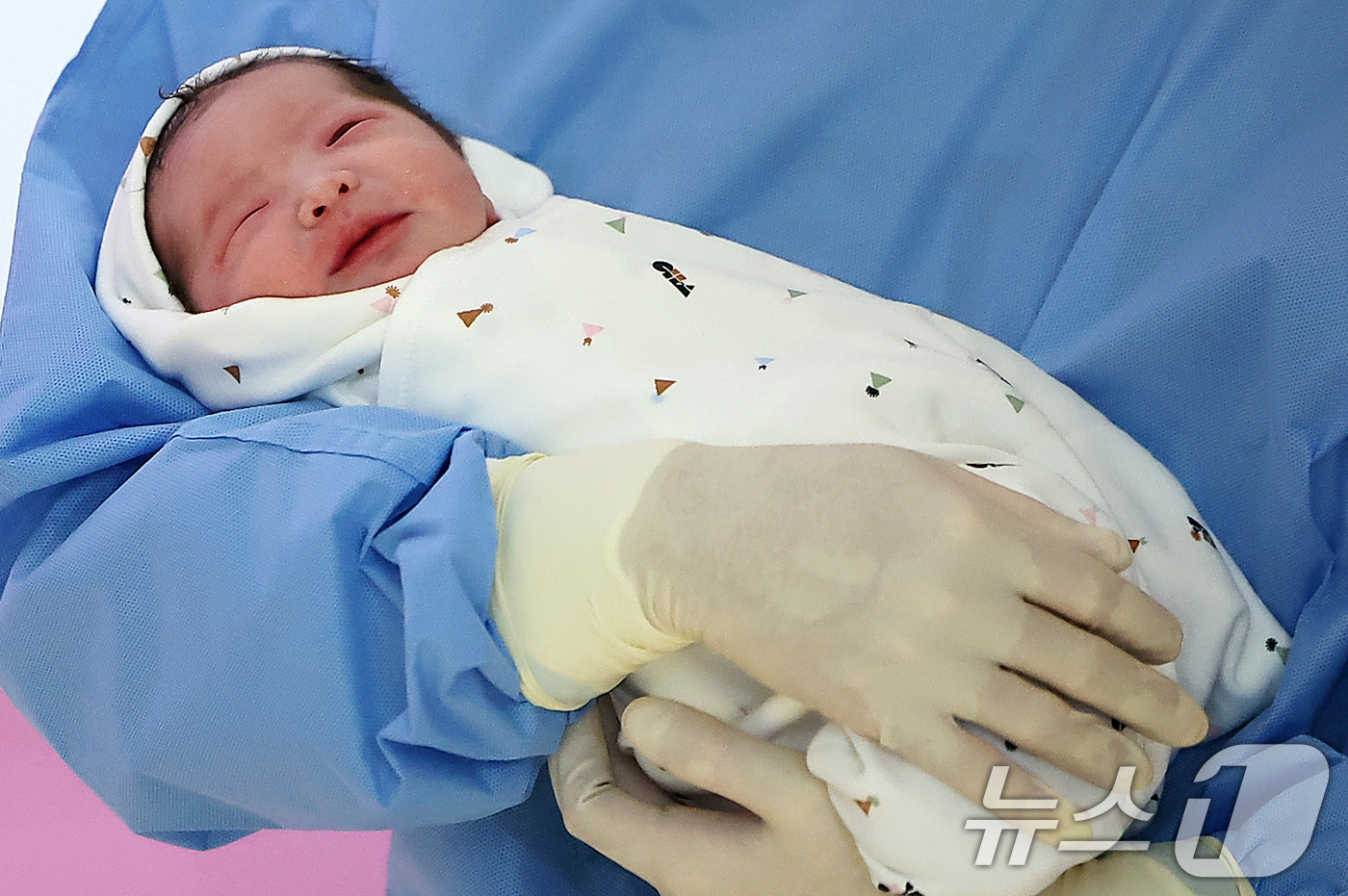 (서울=뉴스1) 김진환 기자 = 병오년(丙午年) 새해 첫 날인 1일 새벽 서울 강남구 강남차여성병원에서 산모 황혜련씨와 남편 정동규씨 사이에서 태어난 새해 첫 아기 도리(여야, 3 …