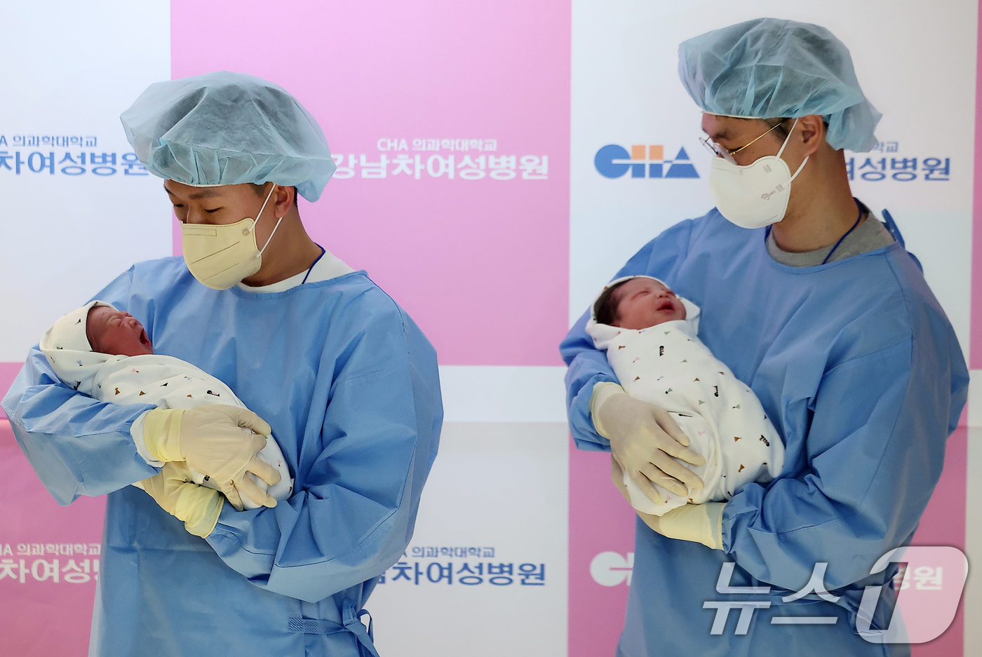 (서울=뉴스1) 김진환 기자 = 병오년(丙午年) 새해 첫 날인 1일 새벽 서울 강남구 강남차여성병원에서 산모 황은정씨와 남편 윤성민씨 사이에서 태어난 새해 첫 아기 쨈이(여야, 2 …