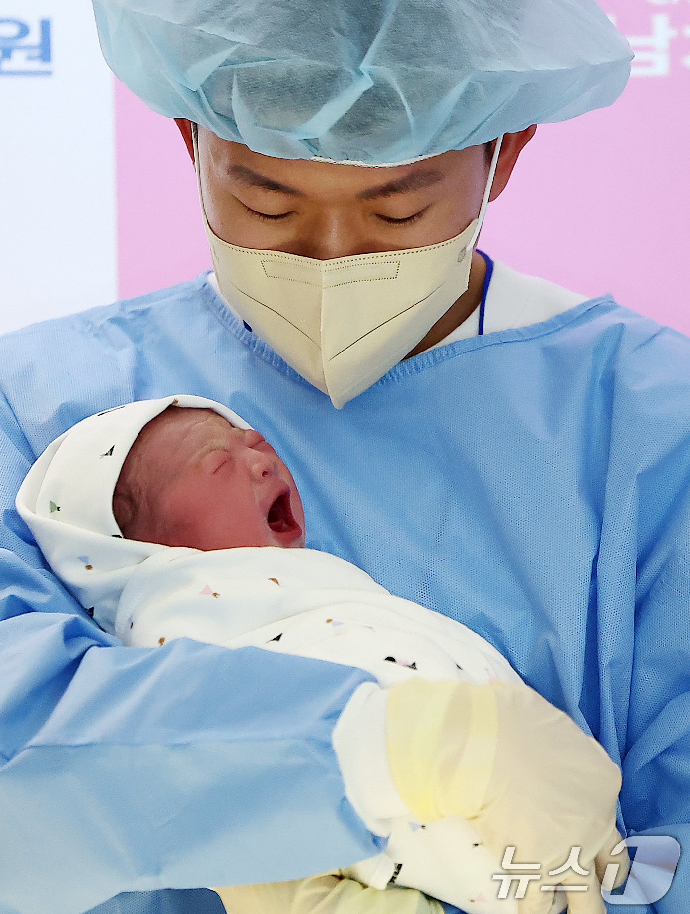 (서울=뉴스1) 김진환 기자 = 병오년(丙午年) 새해 첫 날인 1일 새벽 서울 강남구 강남차여성병원에서 산모 황은정씨와 남편 윤성민씨 사이에서 태어난 새해 첫 아기 쨈이(여야, 2 …