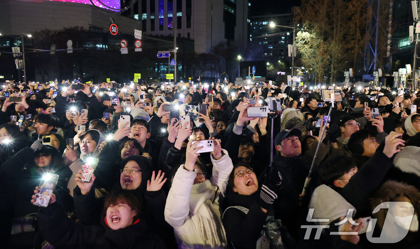 (서울=뉴스1) 김도우 기자 = 31일 오후 서울 종로구 보신각에서 열린 2025 제야의 종 타종행사에서 시민들이 새해를 앞두고 카운트다운을 하고 있다. (공동취재) 2026.1. …