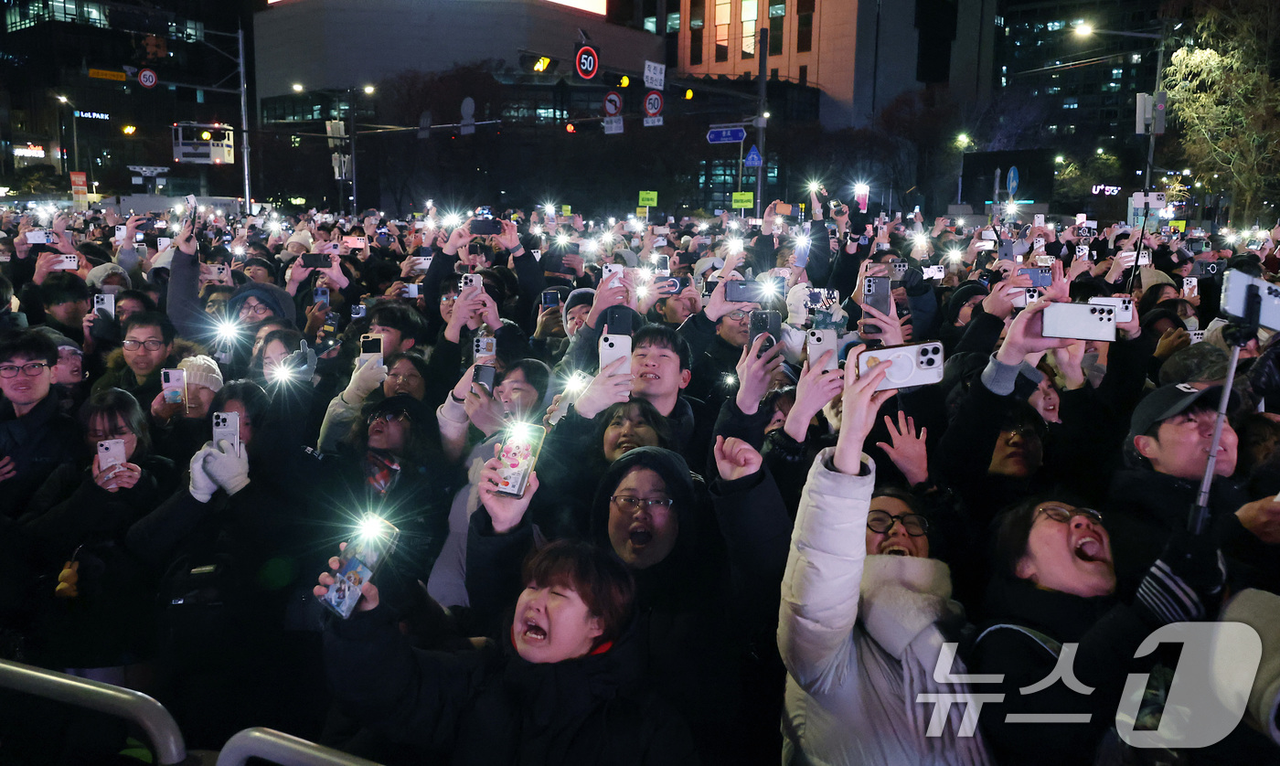 (서울=뉴스1) 김도우 기자 = 병오년(丙午年) 새해 첫날인 1일 오전 서울 종로구 보신각에서 열린 2025 제야의 종 타종행사에서 시민들이 타종을 보며 2026년 새해를 맞이하고 …