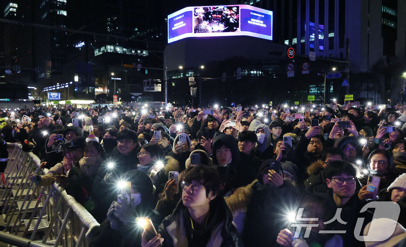 (서울=뉴스1) 김도우 기자 = 병오년(丙午年) 새해 첫날인 1일 오전 서울 종로구 보신각에서 열린 2025 제야의 종 타종행사에서 시민들이 타종을 보며 2026년 새해를 맞이하고 …