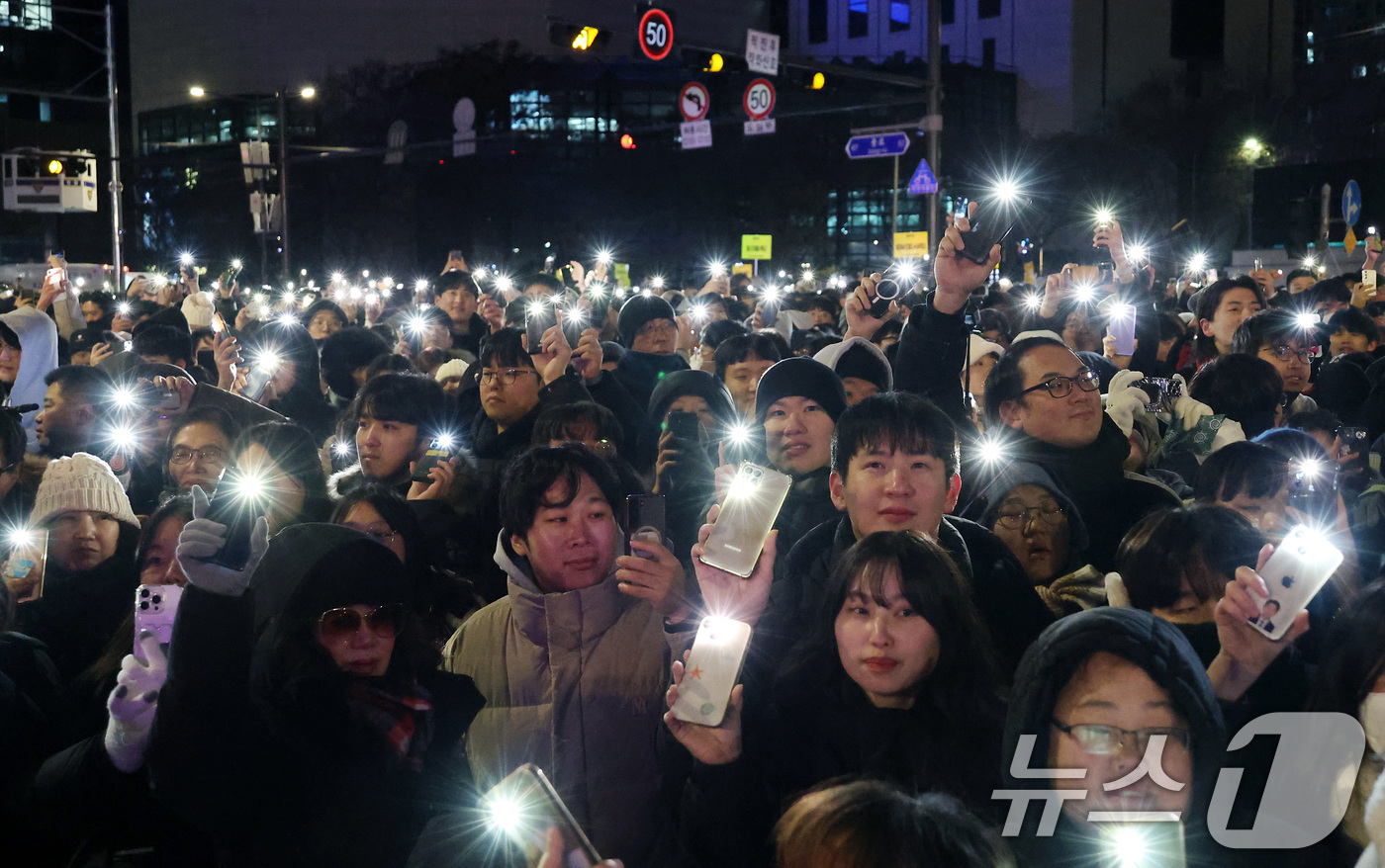 (서울=뉴스1) 김도우 기자 = 31일 오후 서울 종로구 보신각에서 열린 2025 제야의 종 타종행사에서 시민들이 타종을 기다리고 있다. (공동취재) 2026.1.1/뉴스1