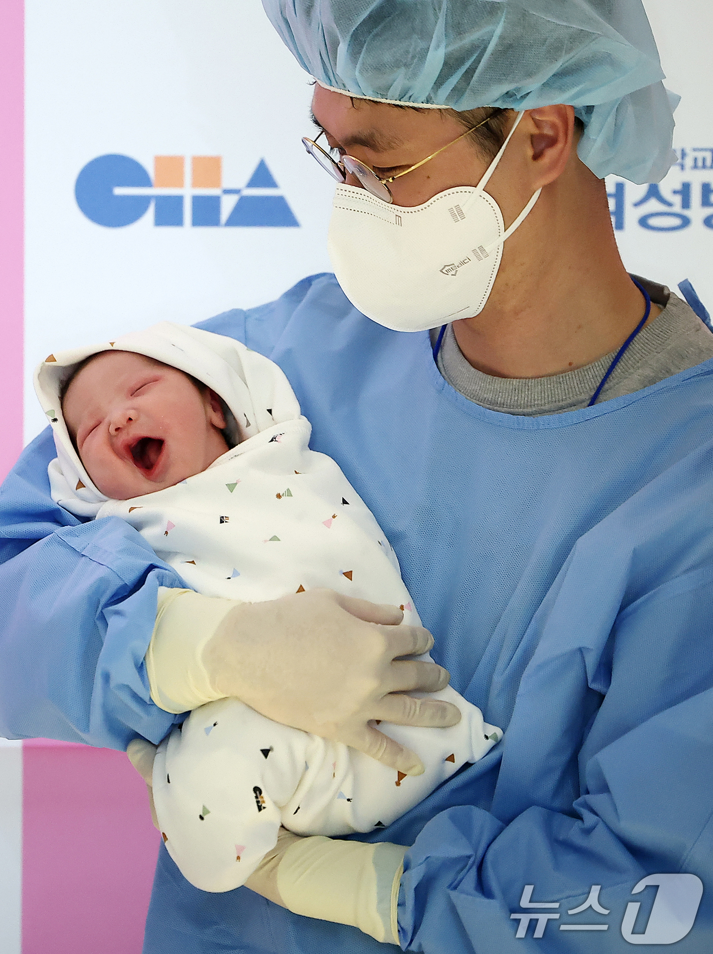 (서울=뉴스1) 김진환 기자 = 병오년(丙午年) 새해 첫 날인 1일 새벽 서울 강남구 강남차여성병원에서 산모 황혜련씨와 남편 정동규씨 사이에서 태어난 새해 첫 아기 도리(여야, 3 …