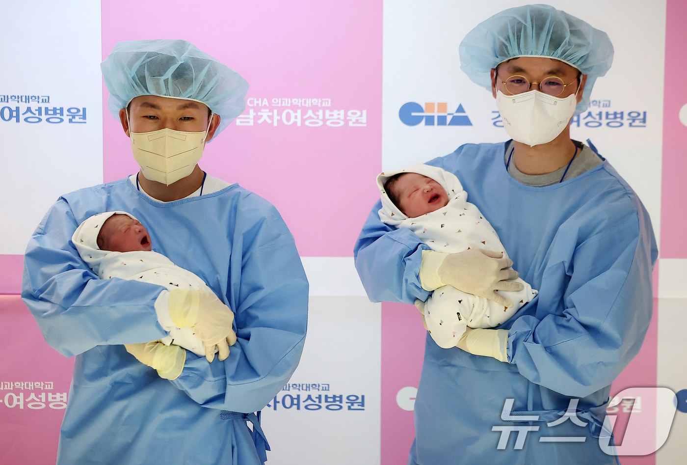 (서울=뉴스1) 김진환 기자 = 병오년(丙午年) 새해 첫 날인 1일 새벽 서울 강남구 강남차여성병원에서 산모 황은정씨와 남편 윤성민씨 사이에서 태어난 새해 첫 아기 쨈이(여야, 2 …