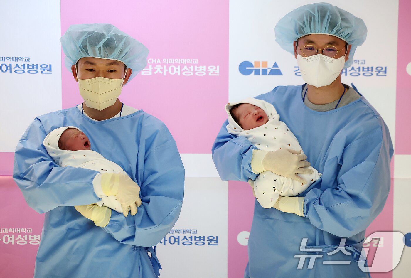 본문 이미지 - 병오년(丙午年) 새해 첫 날인 1일 새벽 서울 강남구 강남차여성병원에서 산모 황은정씨와 남편 윤성민씨 사이에서 태어난 새해 첫 아기 쨈이(여야, 2.88kg)양과 산모 황혜련씨와 남편 정동규씨 사이에서 태어난 새해 첫 아기 도리(여야, 3.42kg)양이 아버지 품에 안겨 있다. 2026.1.1/뉴스1 ⓒ News1 김진환 기자