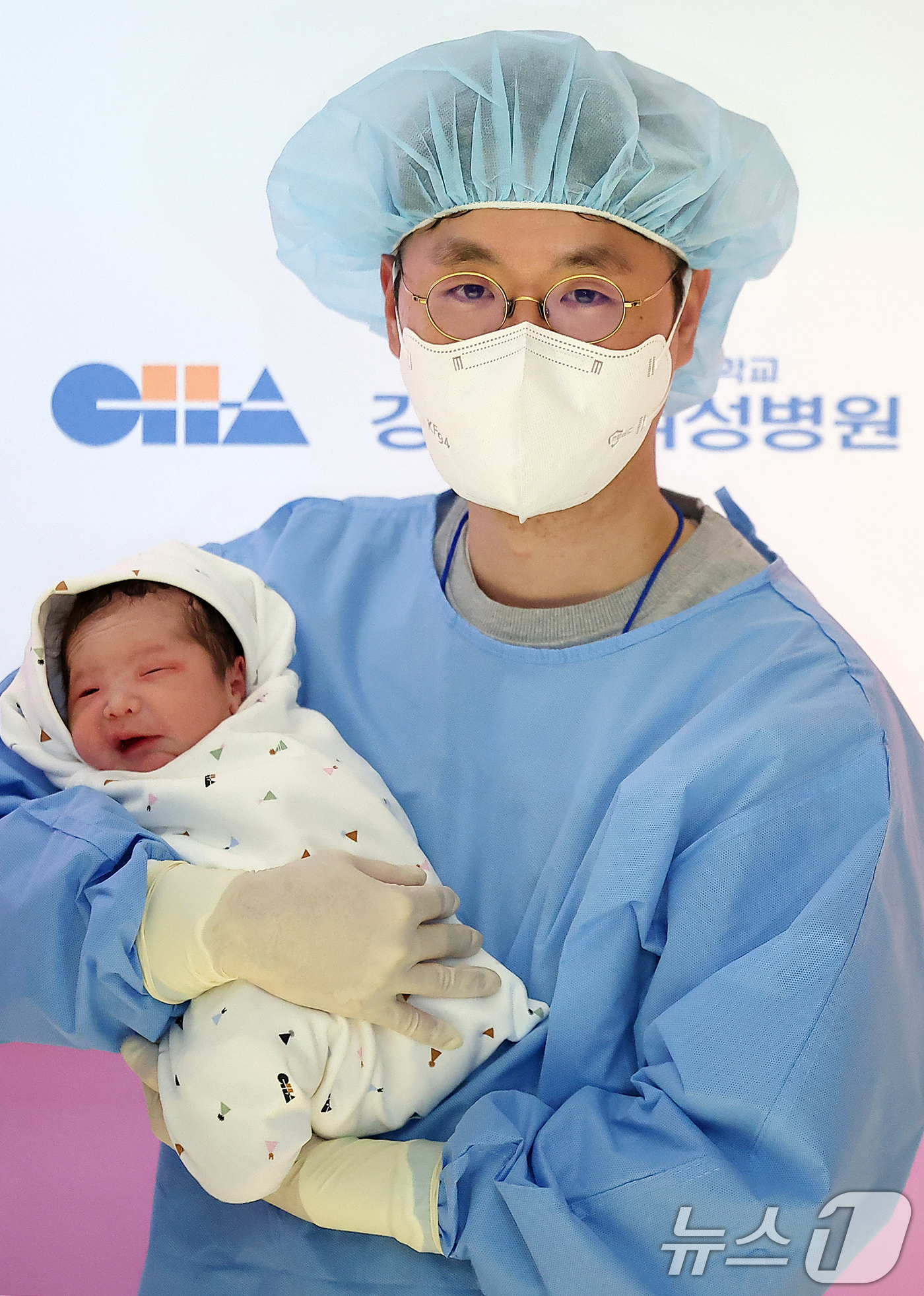 (서울=뉴스1) 김진환 기자 = 병오년(丙午年) 새해 첫 날인 1일 새벽 서울 강남구 강남차여성병원에서 산모 황혜련씨와 남편 정동규씨 사이에서 태어난 새해 첫 아기 도리(여야, 3 …