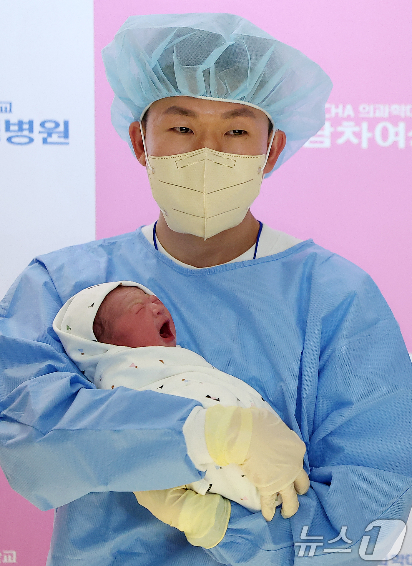 (서울=뉴스1) 김진환 기자 = 병오년(丙午年) 새해 첫 날인 1일 새벽 서울 강남구 강남차여성병원에서 산모 황은정씨와 남편 윤성민씨 사이에서 태어난 새해 첫 아기 쨈이(여야, 2 …