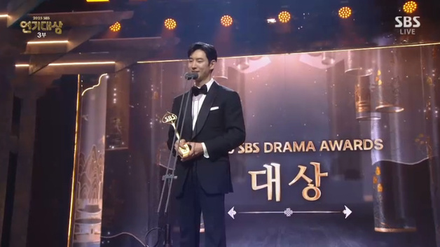 '대상' 이제훈 "외롭고 힘든 순간 많았다" 울컥 [RE:TV]