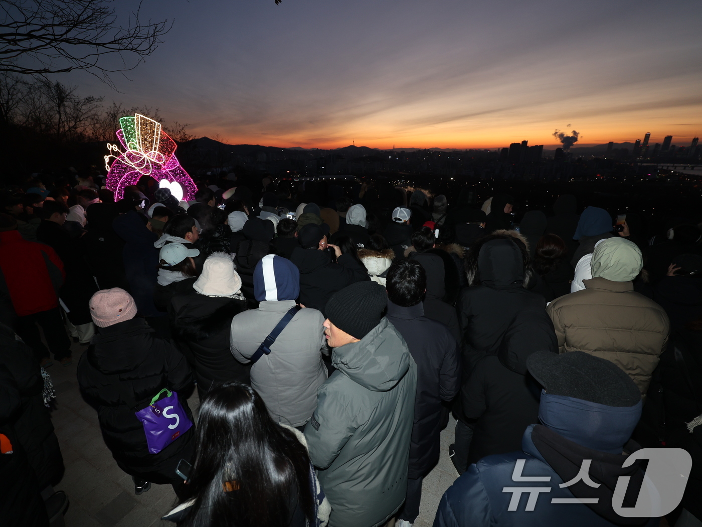 (서울=뉴스1) 황기선 기자 = 병오년 새해인 1일 오전 서울 미포구 하늘공원에서 시민들이 해돋이를 기다리거 있다. 2026.1.1/뉴스1