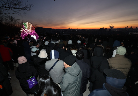 일출 기다리는 시민들