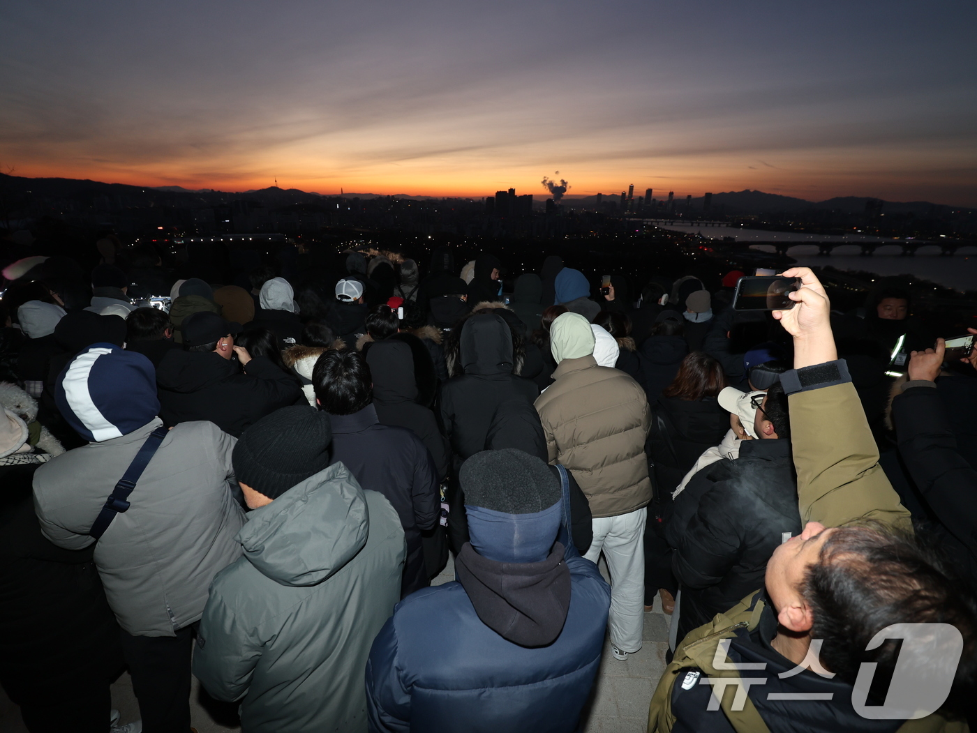 (서울=뉴스1) 황기선 기자 = 병오년 새해인 1일 오전 서울 미포구 하늘공원에서 시민들이 해돋이를 기다리거 있다. 2026.1.1/뉴스1